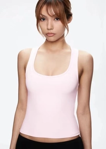 Détail du débardeur de sport rose avec encolure carrée et tissu élastique ajusté