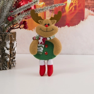 Primer plano detallado de un adorno de reno de Navidad de fieltro con bufanda a cuadros