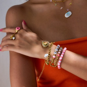 Boho-Armband-Set mit bunten Tonperlen, LOVE-Buchstaben und goldenem Herzanhänger