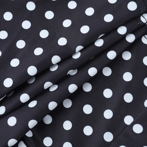 Détail macro du tissu noir de haute qualité avec pois blancs et texture en maille