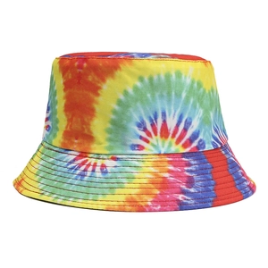 Nahaufnahme des bunten Regenbogen-Spiralmusters auf dem atmungsaktiven Anglerhut