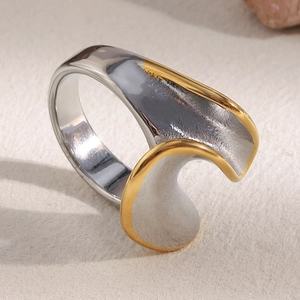 Bague vague minimaliste en acier inoxydable bicolore avec finition dorée 18 carats