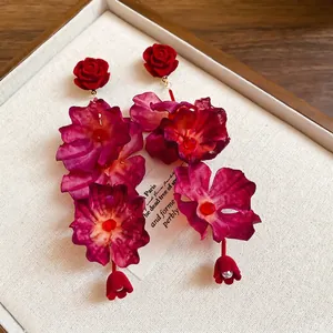 Elegante lange Rosen-Ohrringe mit Samtblütenblättern und Perlenakzenten für Damen