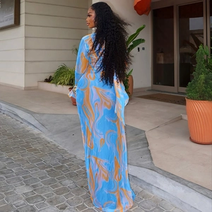 Robe longue ajustée à manches longues avec imprimé tie-dye bleu marbré et silhouette de dos