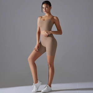 Vista dettagliata dei pantaloncini da yoga a vita alta e reggiseno sportivo tortora