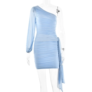 Robe courte froncée bleu clair à une épaule avec manche longue et lien à la taille