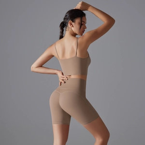 Vista laterale di pantaloncini da yoga a vita alta e crop top senza cuciture
