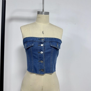 Vue détaillée du corset en jean bleu avec boutons métalliques et ourlet effiloché sur mannequin