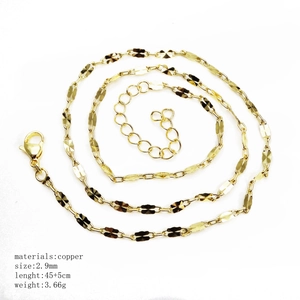 Detail view of 2.9mm wide gold copper chain necklace with 45+5cm length specifications