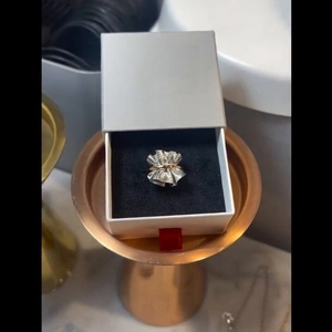 Dettaglio macro dell'anello in argento S925 con pieghe irregolari in finitura bicolore oro e argento