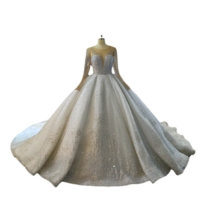 Elegantes weißes Brautkleid mit langen Ärmeln Perlenstickerei und langer Schleppe