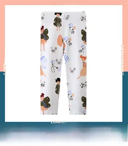 Détail de leggings imprimés pour enfants avec motifs de fées hula et fleurs