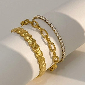 Ensemble de trois bracelets superposables en acier inoxydable doré 18 carats et zircons