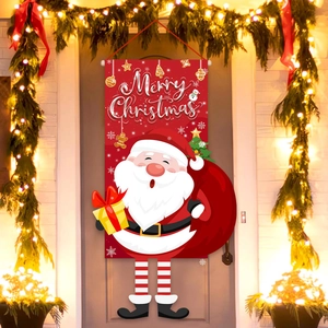 Striscione natalizio da esterno con Babbo Natale appeso alla porta con luci calde