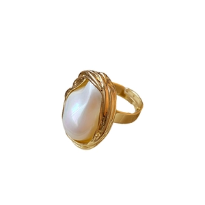 Bague ouverte dorée avec perle ovale irrégulière au style vintage français minimaliste