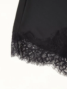 Detail aus schwarzem Seidensatin mit zarter Wimpernspitze und feiner Handwerkskunst