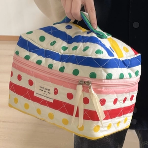 Beauty case trapuntato arcobaleno a pois con ampia capacità e manico superiore