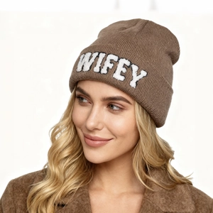 Gros plan détaillé de la broderie WIFEY sur le bonnet en tricot côtelé marron
