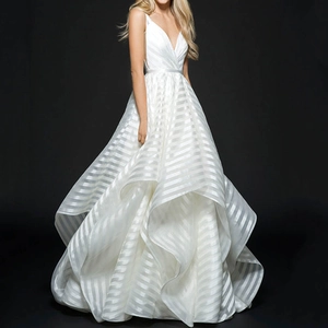 Elegante abito da sposa bianco con scollo a V, senza maniche e gonna a balze a strisce