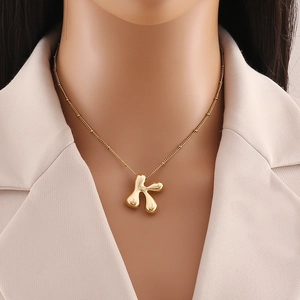 Dettaglio della collana con ciondolo a lettera K placcata in oro 18K su catena fine