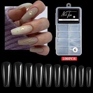 Detail van 100 transparante coffin nageltips in 10 maten met een plastic opbergdoos