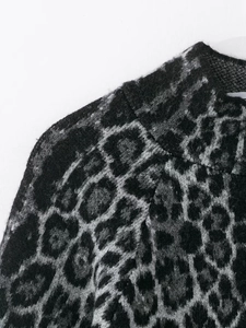 Nahaufnahme des Leopardenmusters am Strickpullover mit weicher Mohair-Struktur und Naht