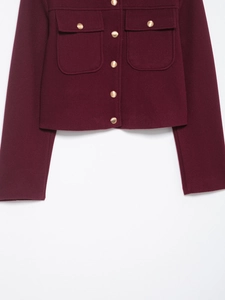 Détail de la veste courte bordeaux avec laine texturée et boutons ronds dorés