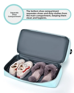 Detail des unabhängigen Schuhfachs der hellblauen Sporttasche aus Nylon für die Reise