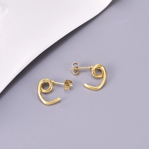 Boucles d'oreilles minimalistes en acier doré avec courbes spirales et vue à 45 degrés