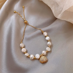 Barokke zoetwaterparel armband met gouden schelphanger en verstelbare luxe schakelketting