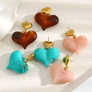 Parure de boucles d'oreilles cœur dorées 18K avec pendentifs en résine marbrée colorée