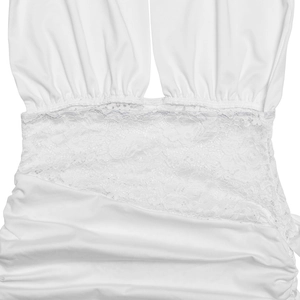 Détail de la couture en dentelle blanche et du tissu plissé sur une robe moulante sexy