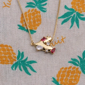 Collier avec pendentif cœur doré et zircons rouges et transparents sur chaîne box
