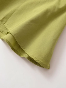 Dettaglio del tessuto verde erba e delle cuciture di questo top a fascia da donna