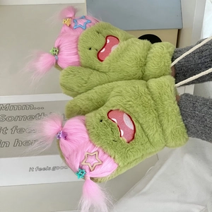 Détail de moufles pelucheuses monstre vert avec cheveux roses et pinces étoiles
