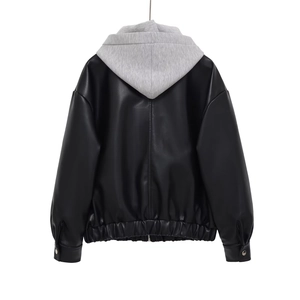 Détail du dos d'une veste en cuir PU noir avec capuche et ourlet en tricot gris