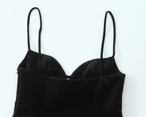 Détail du décolleté en V avec fines bretelles et fermeture éclair invisible sur robe noire