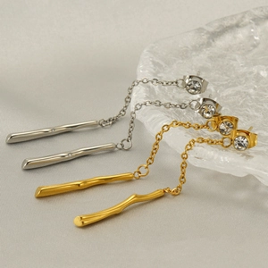 Élégantes boucles d'oreilles à longue chaîne en or et argent avec des clous en strass brillants