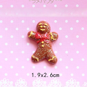 Macro shot of resin gingerbread man DIY charm with green glitter and 1.9x2.6cm dimensions