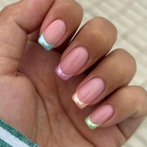Faux Ongles Carrés Français Aurore Arc-en-Ciel pour Femmes Brillants Puntas Métalliques Colorées Base Rose Kit d'Ongles Finis