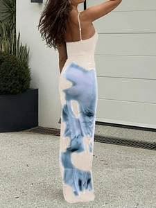 Elegante vista posteriore di un abito lungo a spalline beige con stampe floreali blu