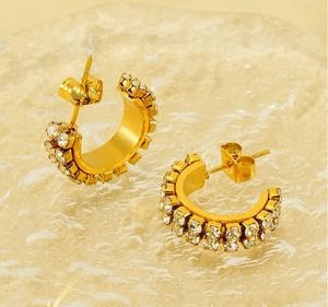 Gros plan détaillé des boucles d'oreilles en C plaquées or 18K avec doubles rangs de cristaux