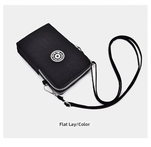 Détail du mini sac bandoulière en nylon noir avec double zip et logo étoile