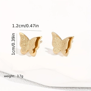 Pendientes de mariposa minimalistas en acero inoxidable dorado mate con dimensiones dadas