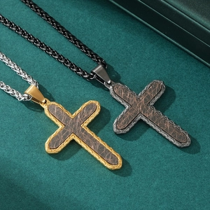 Pendentifs croix bicolores en acier inoxydable avec insert marron texturé sur fond vert
