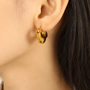 Minimalist geometric gold earrings for women made of stainless steel with 18K gold plating