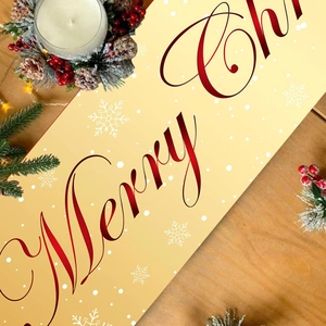 Chemin de table de Noël doré avec motif bonhomme de neige sur fond de bois festif