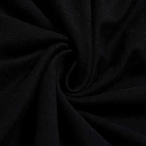 Détail macro du tissu en maille noire montrant la texture douce et le drapé fluide