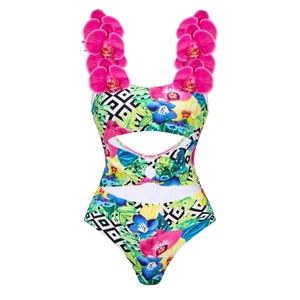 Dettaglio delle spalline orchidea sul costume da bagno floreale con design cut-out