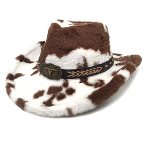 Dettaglio cappello da cowboy con stampa mucca e fibbia in metallo a testa di toro